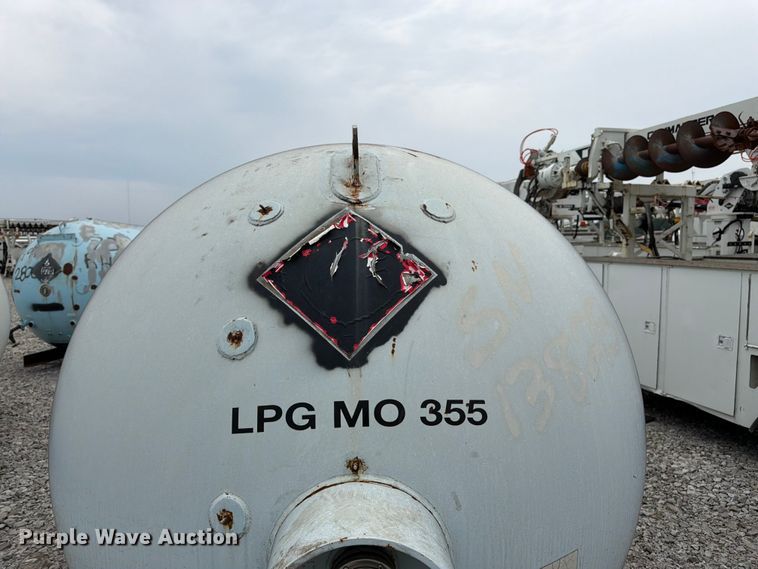 image for item FK3253 1982 Arrow propane tank