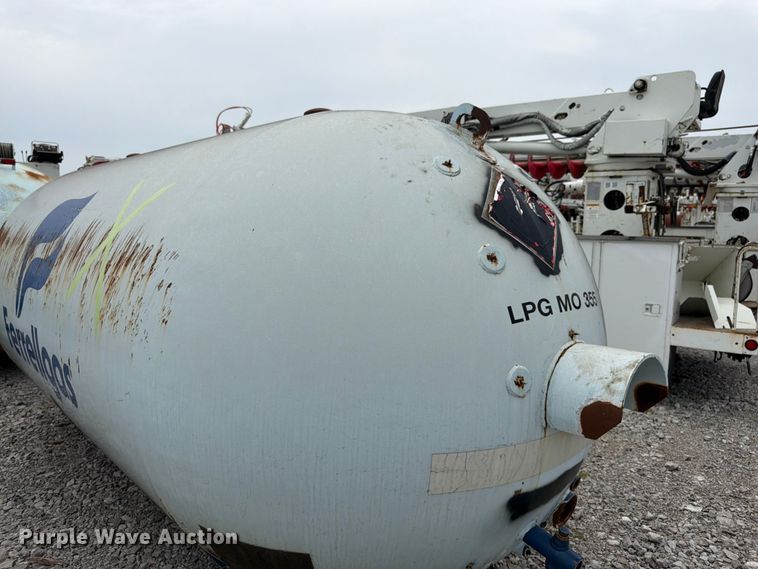 image for item FK3253 1982 Arrow propane tank