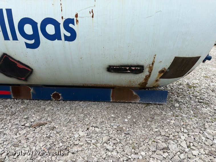 image for item FK3253 1982 Arrow propane tank