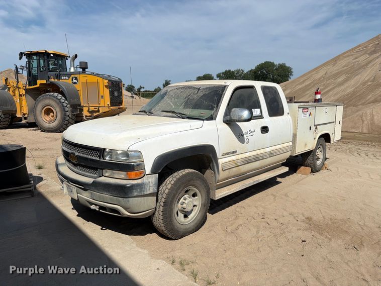 2001 Chevrolet Silverado 2500HD Ext. Cab utility bed pickup truck