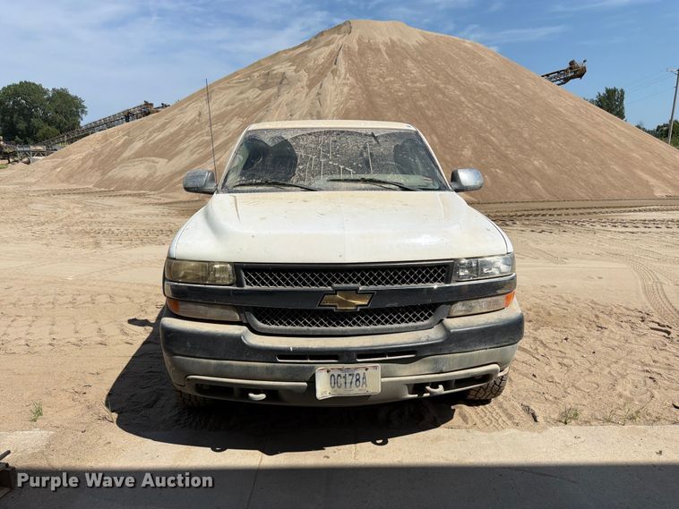 image for item FK3281 2001 Chevrolet Silverado 2500HD Ext. Cab utility bed pickup truck