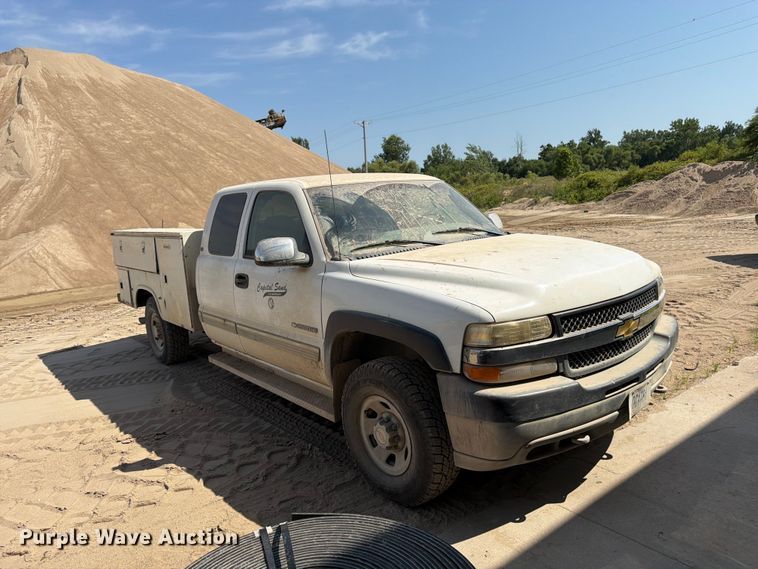 image for item FK3281 2001 Chevrolet Silverado 2500HD Ext. Cab utility bed pickup truck