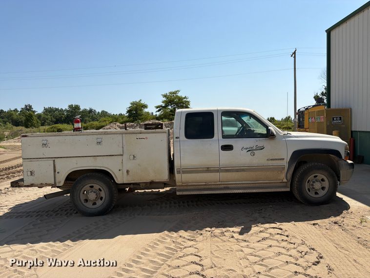 image for item FK3281 2001 Chevrolet Silverado 2500HD Ext. Cab utility bed pickup truck