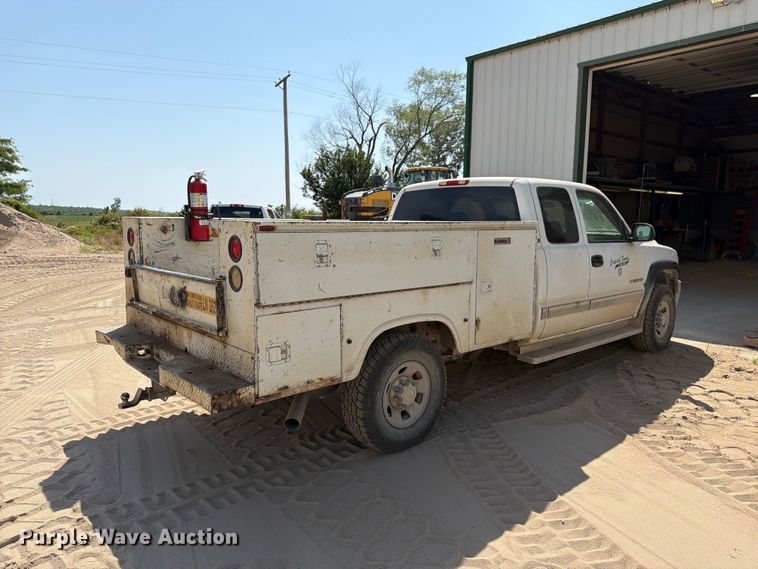 image for item FK3281 2001 Chevrolet Silverado 2500HD Ext. Cab utility bed pickup truck