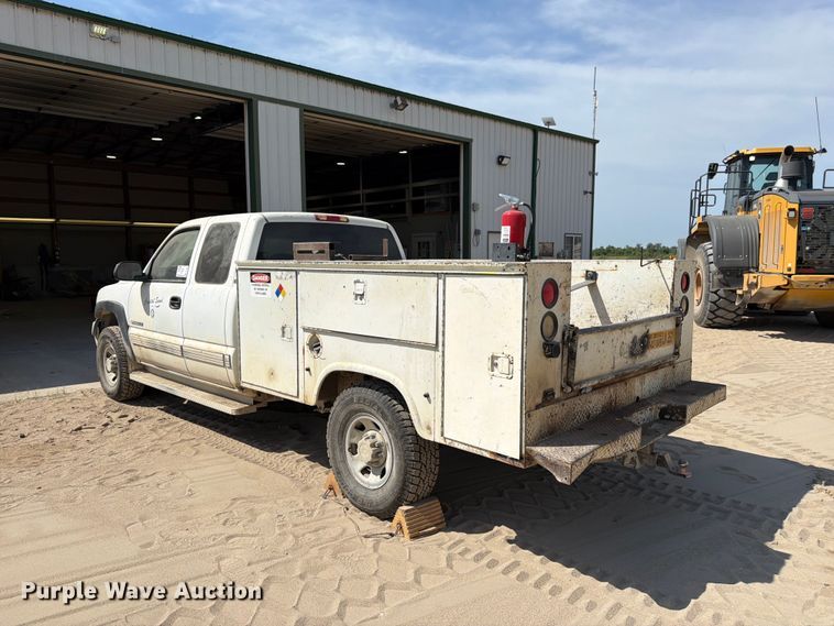 image for item FK3281 2001 Chevrolet Silverado 2500HD Ext. Cab utility bed pickup truck
