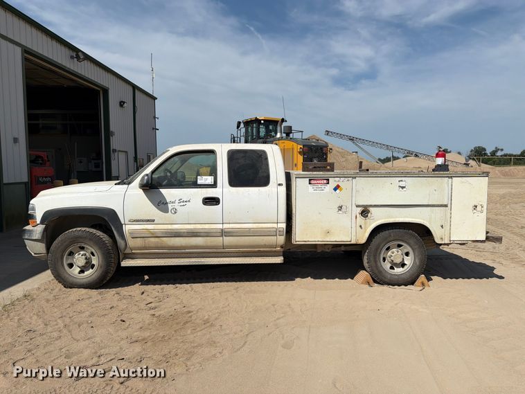 image for item FK3281 2001 Chevrolet Silverado 2500HD Ext. Cab utility bed pickup truck