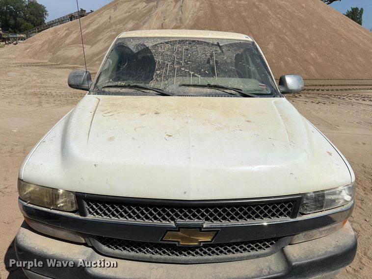 image for item FK3281 2001 Chevrolet Silverado 2500HD Ext. Cab utility bed pickup truck