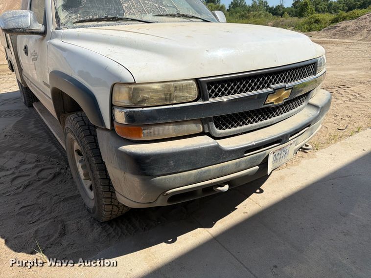 image for item FK3281 2001 Chevrolet Silverado 2500HD Ext. Cab utility bed pickup truck