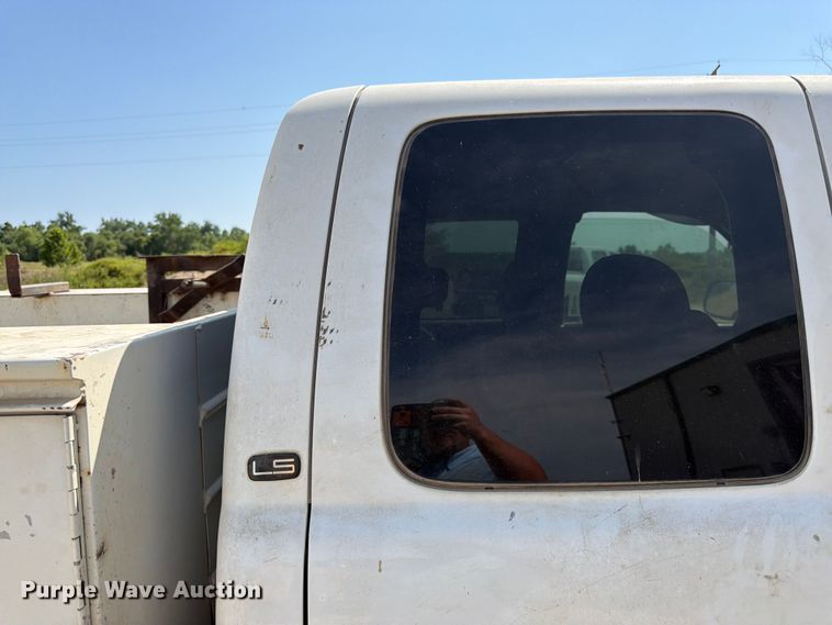 image for item FK3281 2001 Chevrolet Silverado 2500HD Ext. Cab utility bed pickup truck