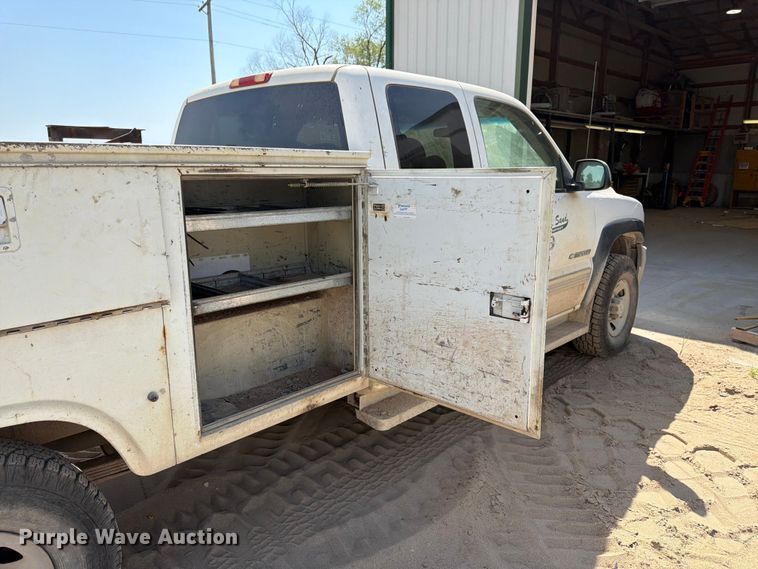 image for item FK3281 2001 Chevrolet Silverado 2500HD Ext. Cab utility bed pickup truck