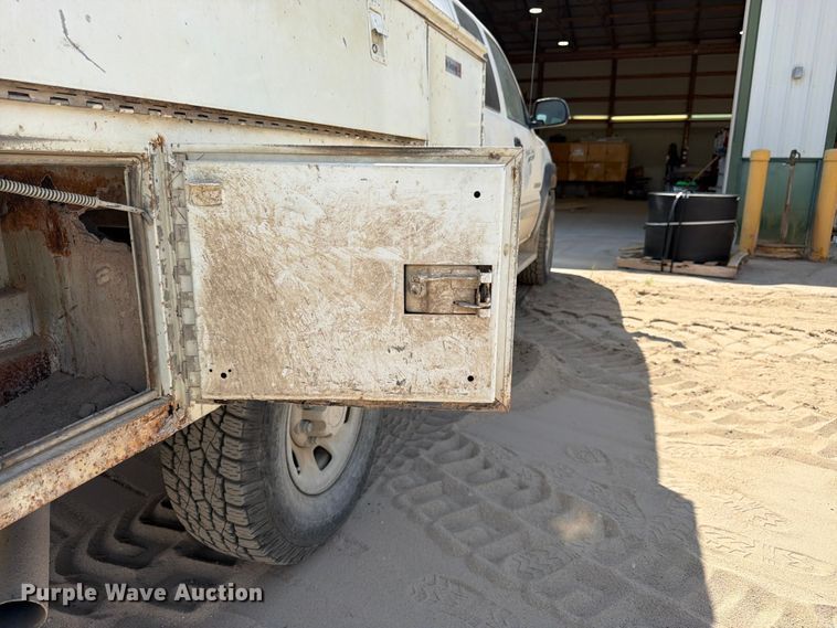 image for item FK3281 2001 Chevrolet Silverado 2500HD Ext. Cab utility bed pickup truck