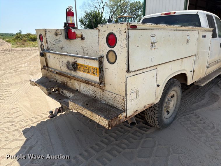 image for item FK3281 2001 Chevrolet Silverado 2500HD Ext. Cab utility bed pickup truck