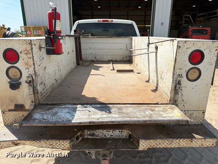 image for item FK3281 2001 Chevrolet Silverado 2500HD Ext. Cab utility bed pickup truck