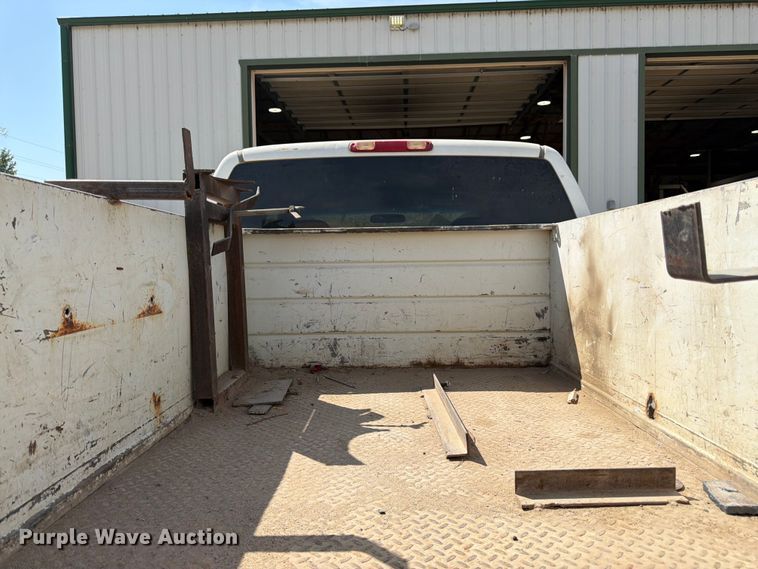 image for item FK3281 2001 Chevrolet Silverado 2500HD Ext. Cab utility bed pickup truck