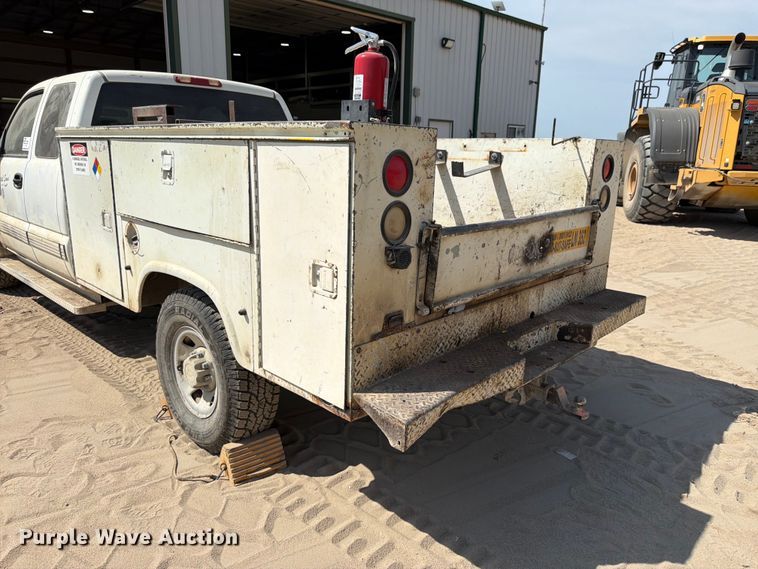 image for item FK3281 2001 Chevrolet Silverado 2500HD Ext. Cab utility bed pickup truck
