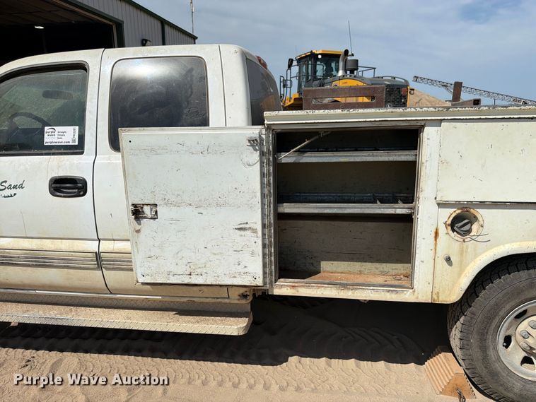 image for item FK3281 2001 Chevrolet Silverado 2500HD Ext. Cab utility bed pickup truck