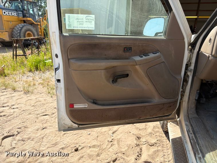 image for item FK3281 2001 Chevrolet Silverado 2500HD Ext. Cab utility bed pickup truck