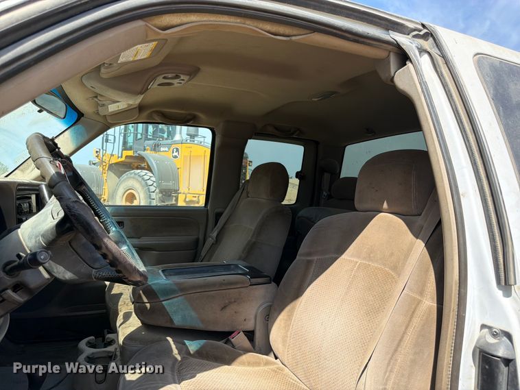 image for item FK3281 2001 Chevrolet Silverado 2500HD Ext. Cab utility bed pickup truck