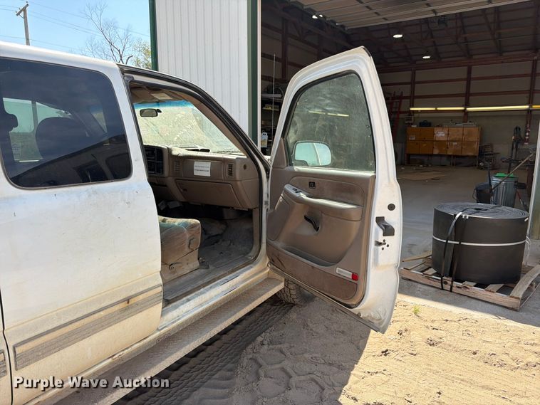 image for item FK3281 2001 Chevrolet Silverado 2500HD Ext. Cab utility bed pickup truck