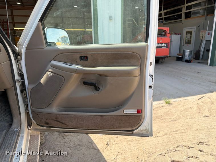 image for item FK3281 2001 Chevrolet Silverado 2500HD Ext. Cab utility bed pickup truck