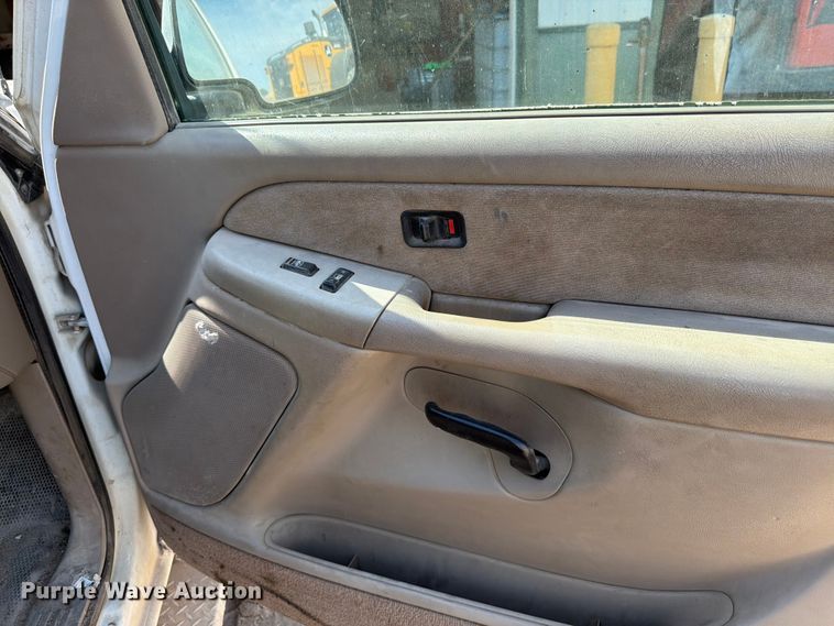 image for item FK3281 2001 Chevrolet Silverado 2500HD Ext. Cab utility bed pickup truck