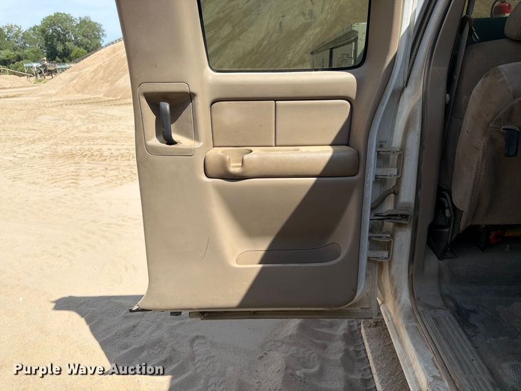 image for item FK3281 2001 Chevrolet Silverado 2500HD Ext. Cab utility bed pickup truck