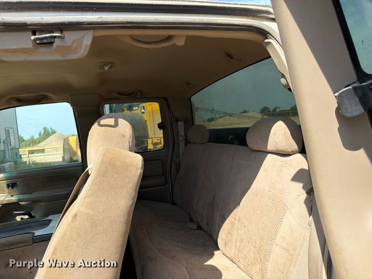 image for item FK3281 2001 Chevrolet Silverado 2500HD Ext. Cab utility bed pickup truck