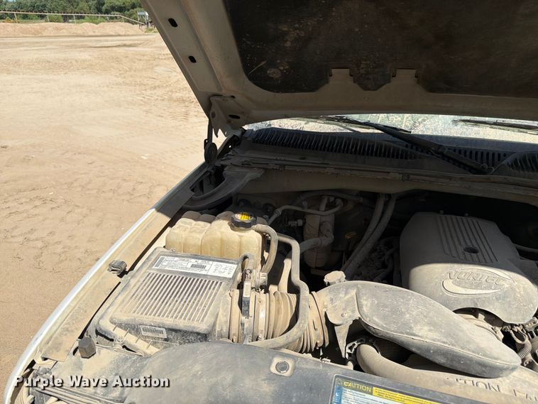 image for item FK3281 2001 Chevrolet Silverado 2500HD Ext. Cab utility bed pickup truck