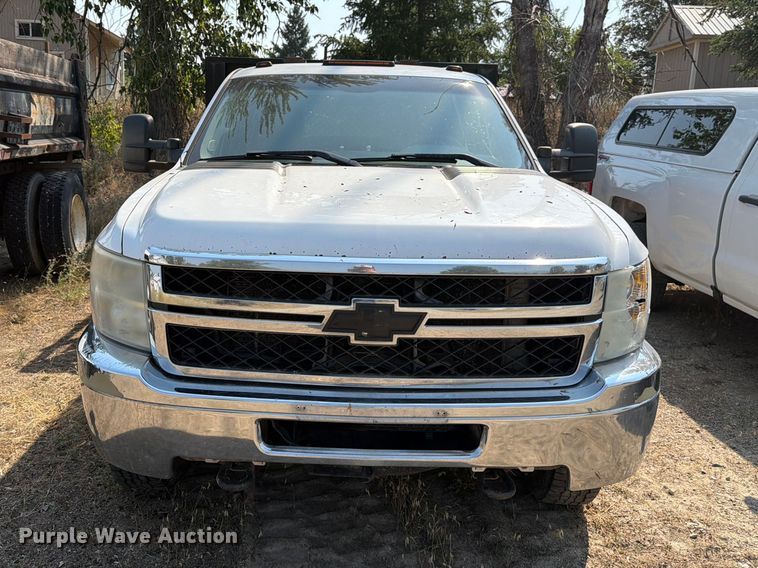 image for item FK4558 2011 Chevrolet Silverado 3500HD Crew Cab flatbed pickup truck
