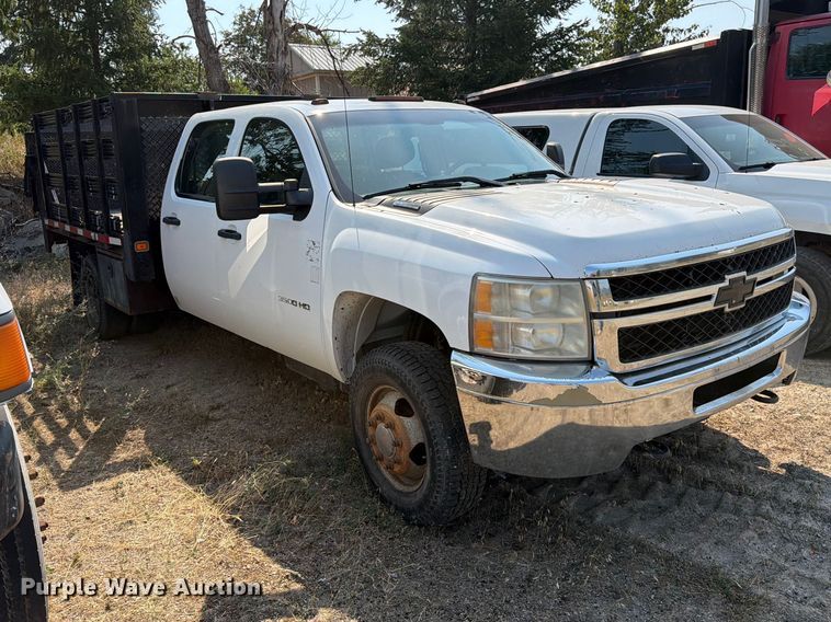 image for item FK4558 2011 Chevrolet Silverado 3500HD Crew Cab flatbed pickup truck