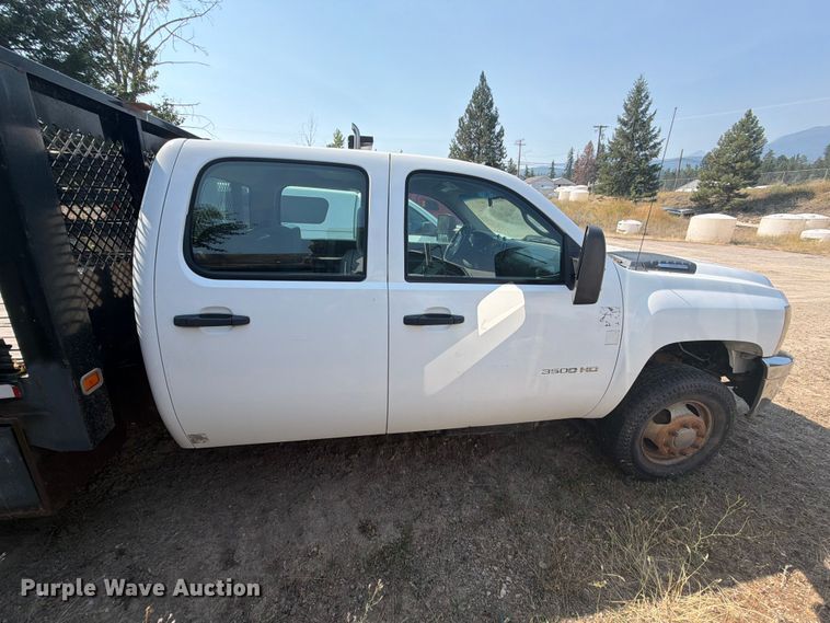image for item FK4558 2011 Chevrolet Silverado 3500HD Crew Cab flatbed pickup truck