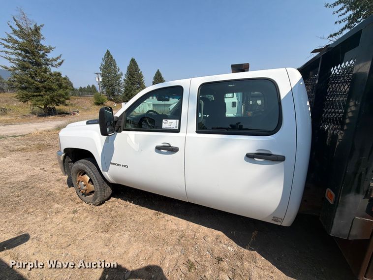 image for item FK4558 2011 Chevrolet Silverado 3500HD Crew Cab flatbed pickup truck