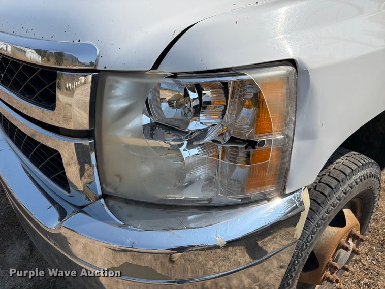 image for item FK4558 2011 Chevrolet Silverado 3500HD Crew Cab flatbed pickup truck