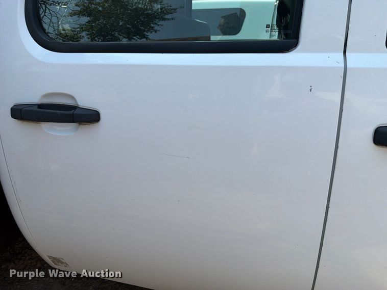 image for item FK4558 2011 Chevrolet Silverado 3500HD Crew Cab flatbed pickup truck