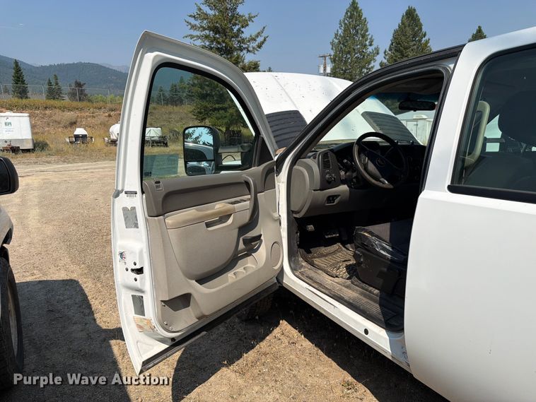 image for item FK4558 2011 Chevrolet Silverado 3500HD Crew Cab flatbed pickup truck