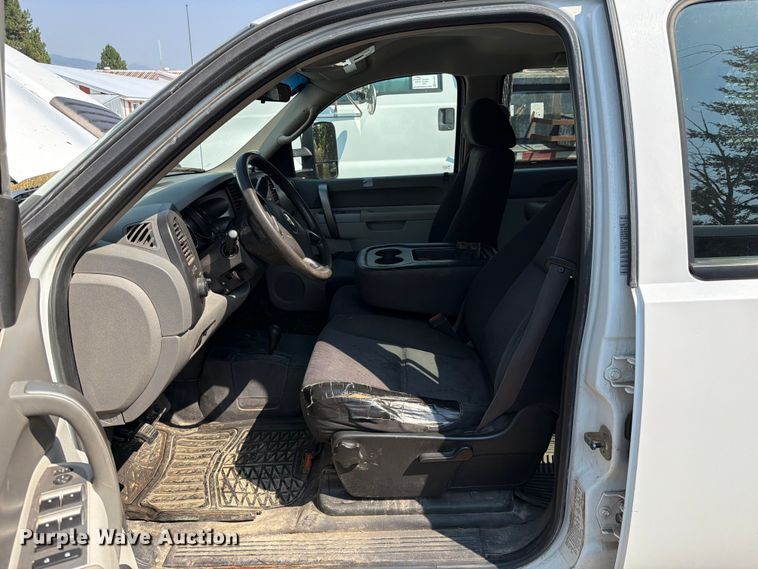 image for item FK4558 2011 Chevrolet Silverado 3500HD Crew Cab flatbed pickup truck