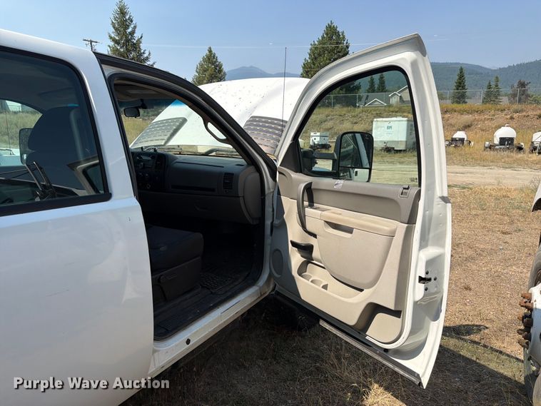 image for item FK4558 2011 Chevrolet Silverado 3500HD Crew Cab flatbed pickup truck