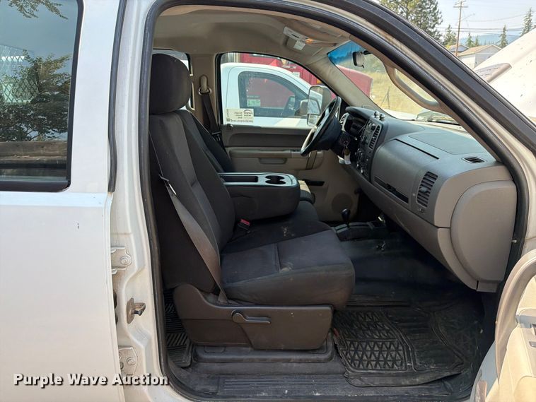 image for item FK4558 2011 Chevrolet Silverado 3500HD Crew Cab flatbed pickup truck