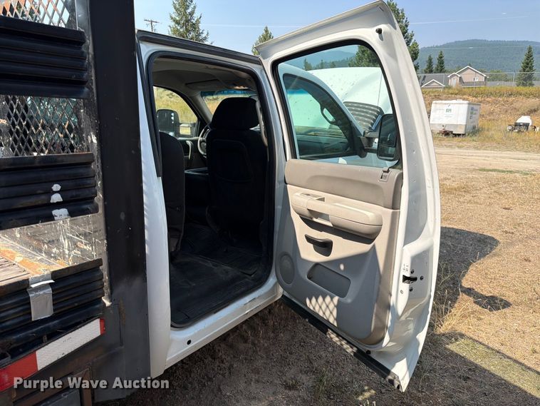 image for item FK4558 2011 Chevrolet Silverado 3500HD Crew Cab flatbed pickup truck