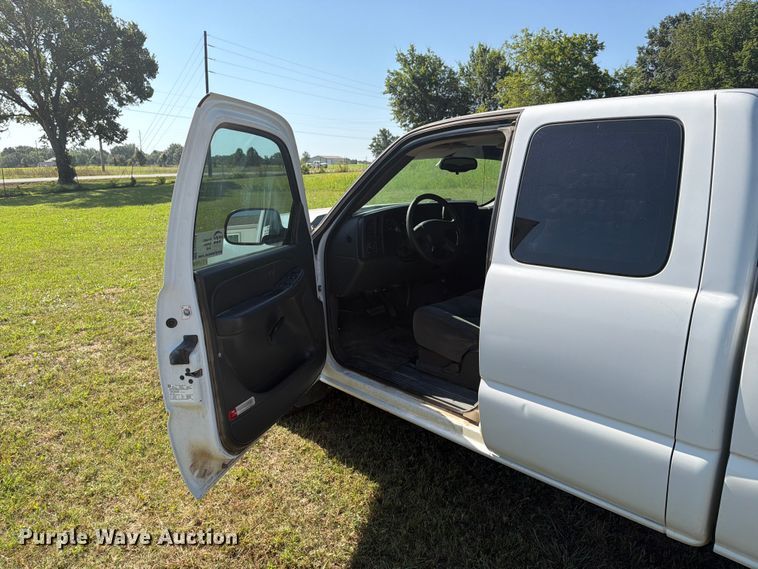 image for item FN2524 2006 Chevrolet Silverado Ext. Cab pickup truck
