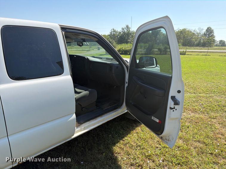 image for item FN2524 2006 Chevrolet Silverado Ext. Cab pickup truck