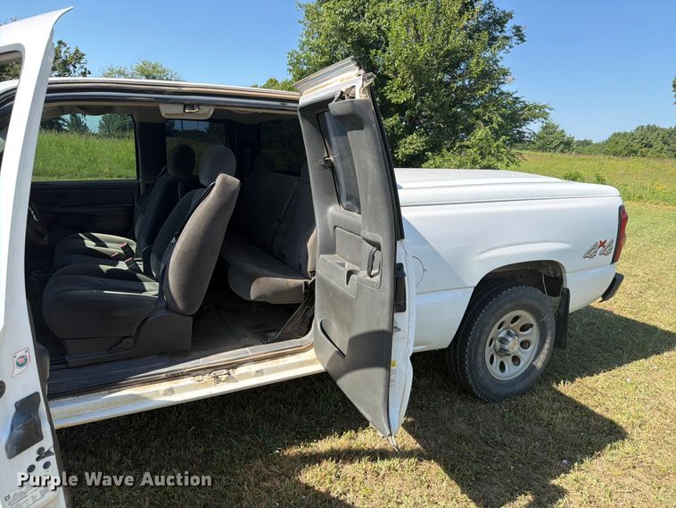 image for item FN2524 2006 Chevrolet Silverado Ext. Cab pickup truck
