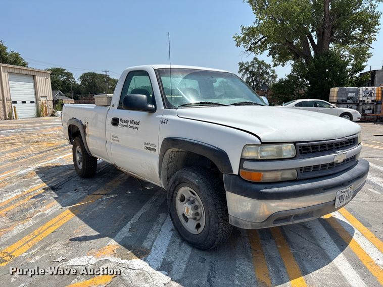 image for item FP3004 2001 Chevrolet Silverado 2500 pickup truck
