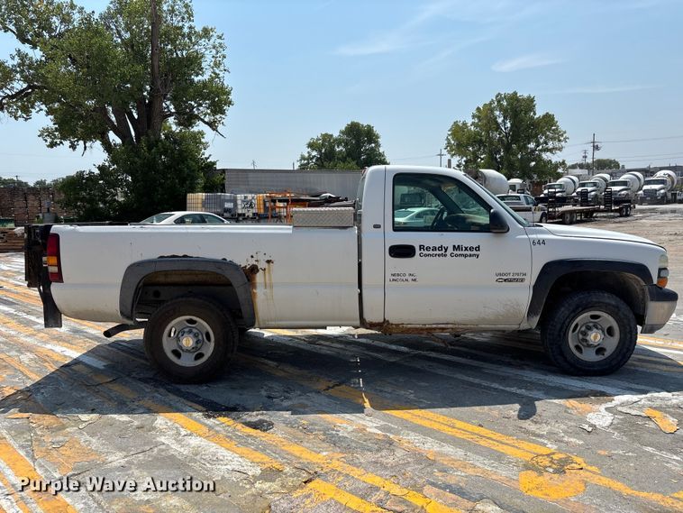 image for item FP3004 2001 Chevrolet Silverado 2500 pickup truck