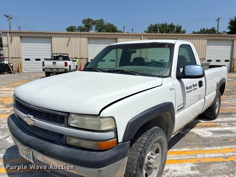 image for item FP3004 2001 Chevrolet Silverado 2500 pickup truck
