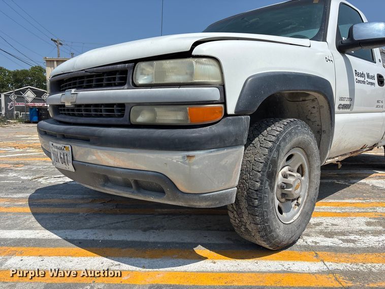 image for item FP3004 2001 Chevrolet Silverado 2500 pickup truck