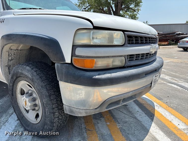 image for item FP3004 2001 Chevrolet Silverado 2500 pickup truck