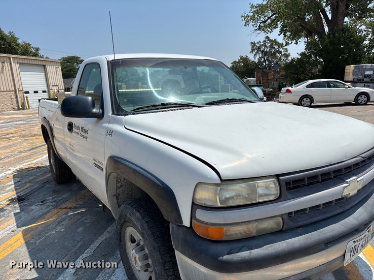 image for item FP3004 2001 Chevrolet Silverado 2500 pickup truck