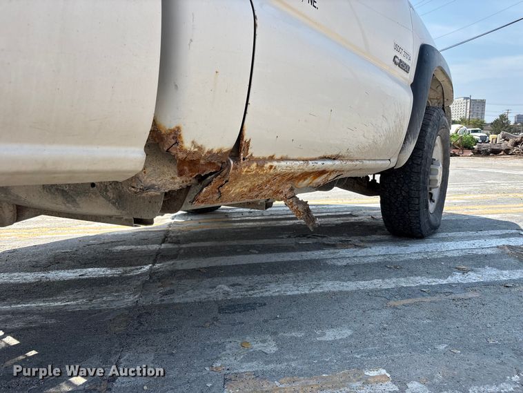 image for item FP3004 2001 Chevrolet Silverado 2500 pickup truck