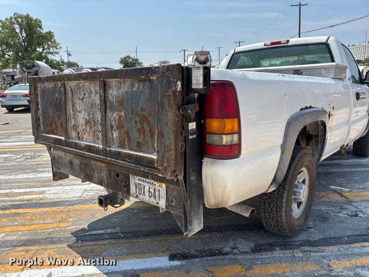 image for item FP3004 2001 Chevrolet Silverado 2500 pickup truck